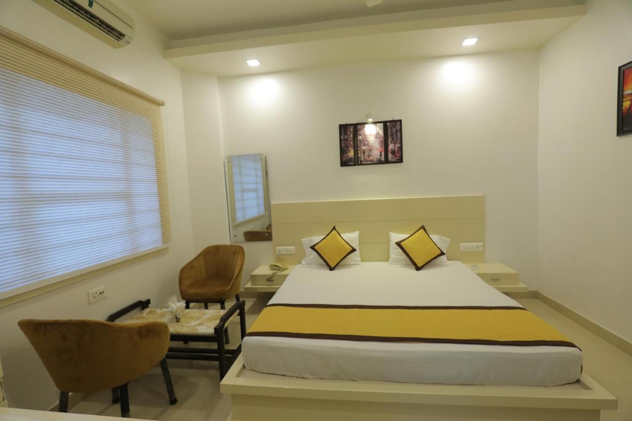 Hotel Sahib'S Red Carpet - The Family & Corporate Hotel Agra  Extérieur photo
